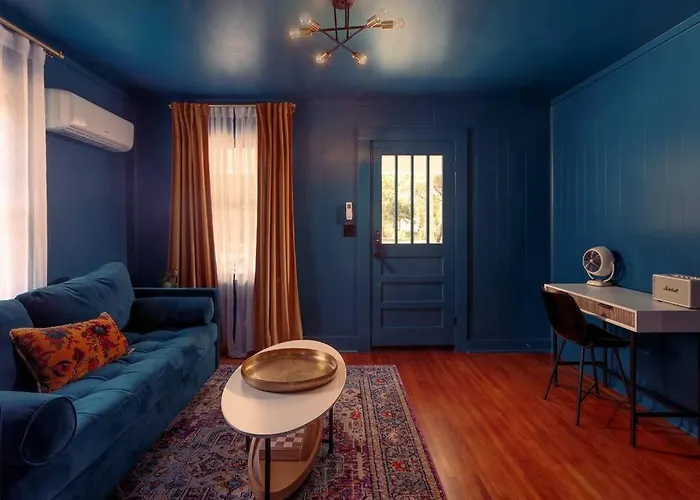 The Pelican - Serene East Hill Villa